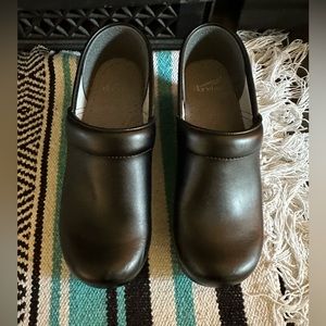 Lightly worn women’s Dansko Proffesional Clog with cushioned insole.